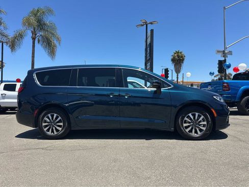 Used 2025 Chrysler Pacifica Select FWD image 44