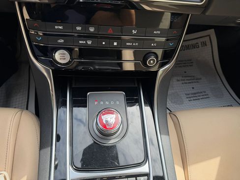 Used 2019 Jaguar XE Premium image 30