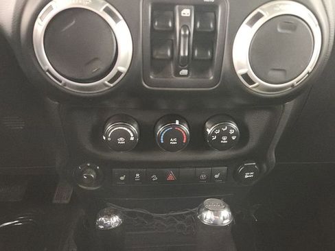 Used 2016 Jeep Wrangler Unlimited Rubicon w/ Connectivity Group AWD/4WD image 15