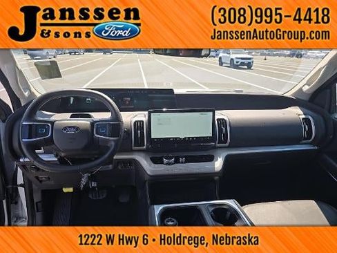 Used 2025 Ford Expedition Active AWD/4WD image 12