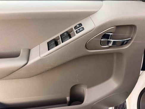 Used 2010 Nissan Frontier SE image 19