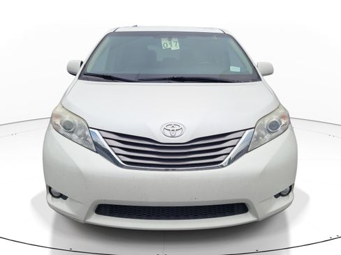 Used 2016 Toyota Sienna XLE FWD image 2