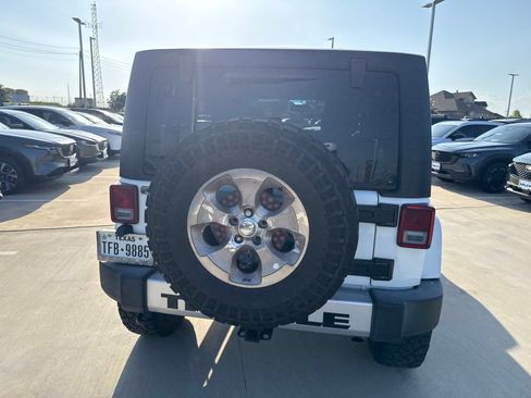 Used 2015 Jeep Wrangler Unlimited Sahara w/ Connectivity Group AWD/4WD image 8