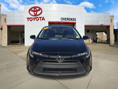 Used 2025 Toyota Corolla LE image 2