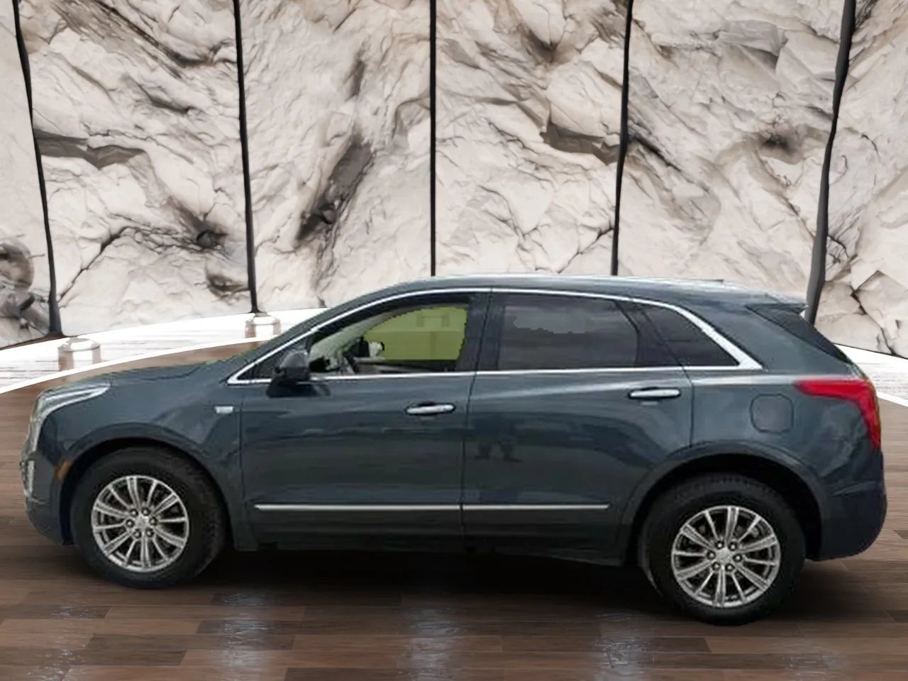 Used 2019 Cadillac XT5 Luxury w/ Advanced Security Package FWD image 2