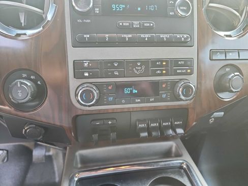 Used 2011 Ford F250 Lariat w/ Lariat Interior Pkg image 25