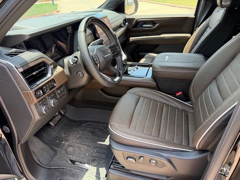 Used 2026 GMC Yukon Denali Ultimate w/ LPO, Floor Liner Package AWD/4WD image 3
