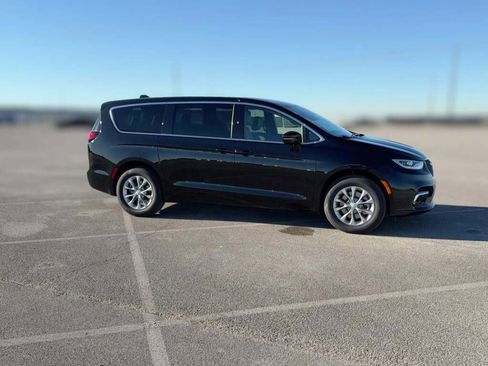 New 2026 Chrysler Pacifica Limited image 15