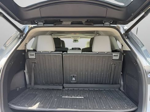 Used 2021 Toyota Highlander XLE AWD/4WD image 11