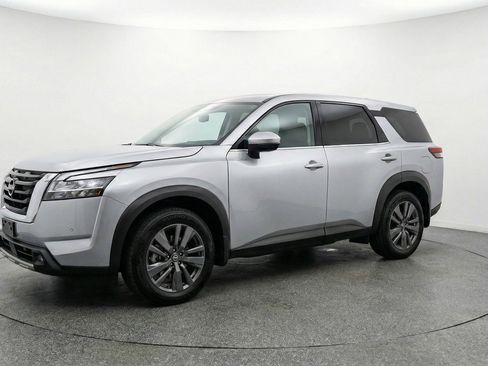 Used 2025 Nissan Pathfinder SV image 3