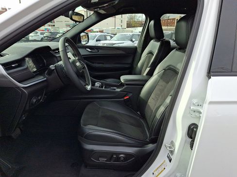 Used 2024 Jeep Grand Cherokee Altitude image 13