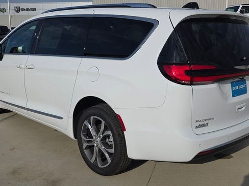 New 2026 Chrysler Pacifica Pinnacle AWD/4WD image 3