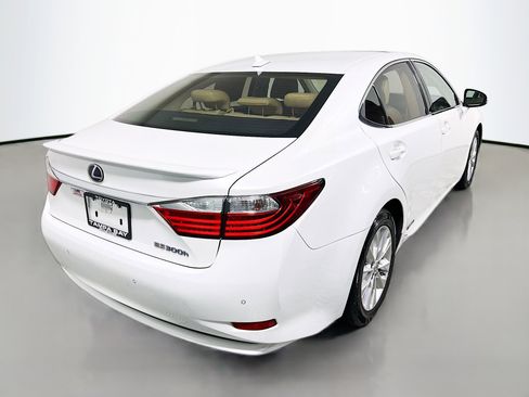 Used 2013 Lexus ES 300h image 4