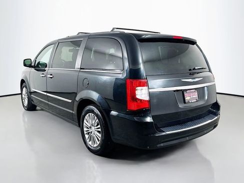 Used 2016 Chrysler Town & Country Touring-L image 8