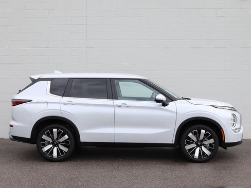 New 2025 Mitsubishi Outlander SE image 9