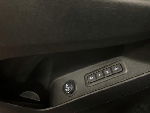 Used 2023 Chevrolet Equinox Premier AWD/4WD image 31