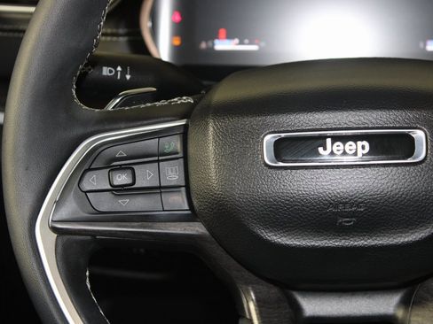 Used 2025 Jeep Grand Cherokee Limited w/ Black Appearance Package image 17