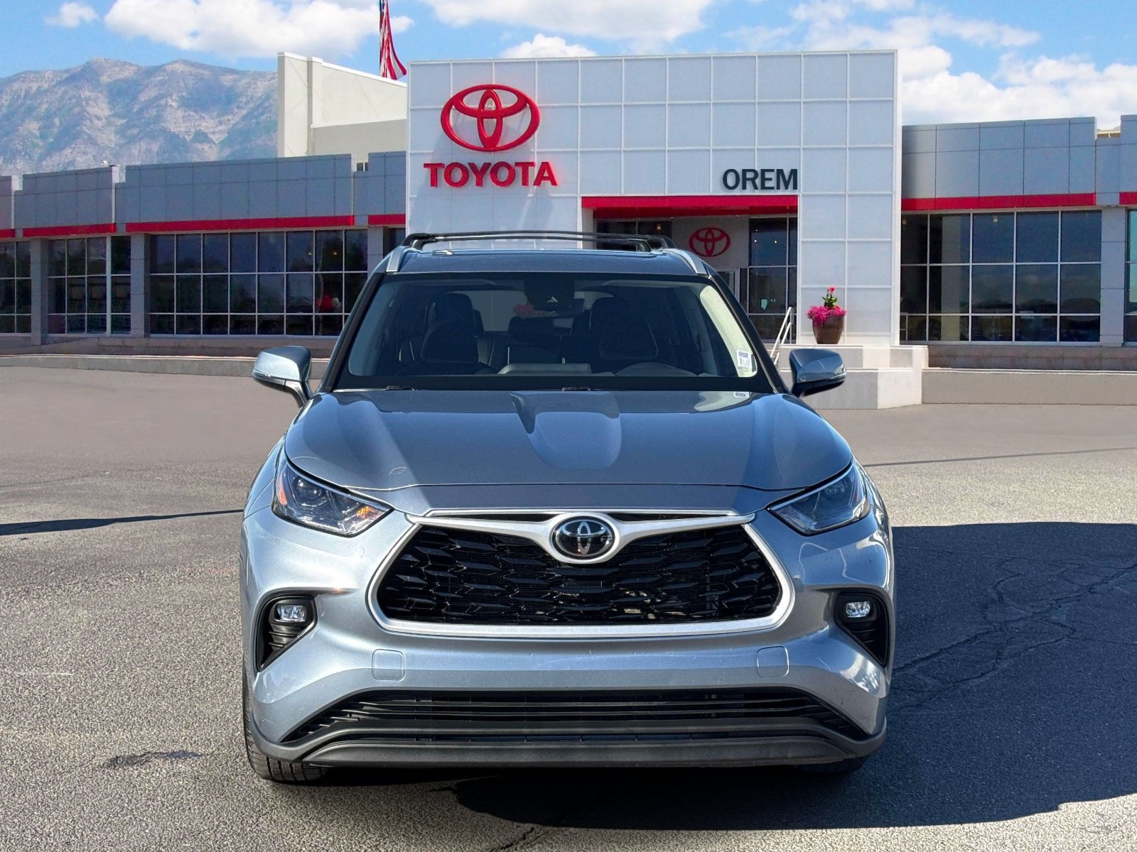Used 2022 Toyota Highlander XLE AWD/4WD image 2