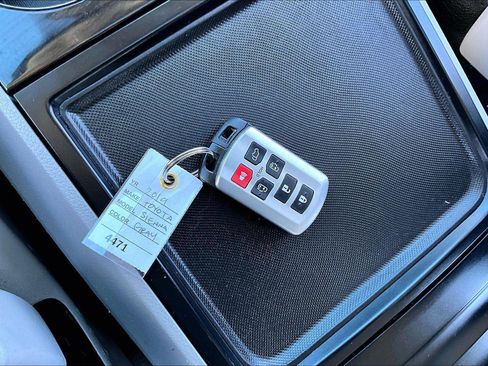 Used 2019 Toyota Sienna XLE image 11