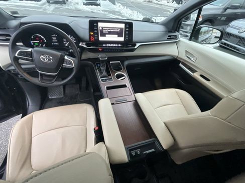 Used 2022 Toyota Sienna XLE image 24