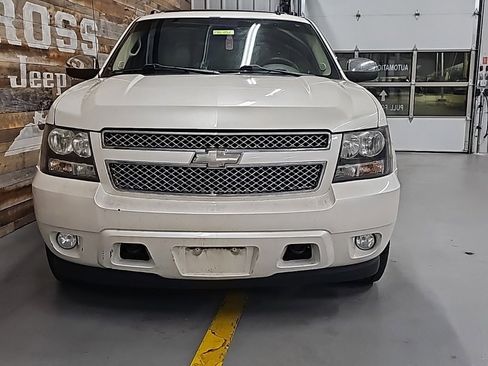 Used 2011 Chevrolet Avalanche LTZ image 3