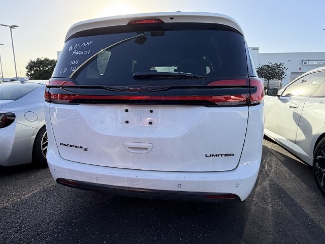 Used 2025 Chrysler Pacifica Limited FWD image 5