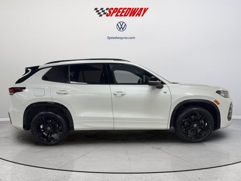 Certified 2025 Volkswagen Tiguan SE R-Line AWD/4WD image 4