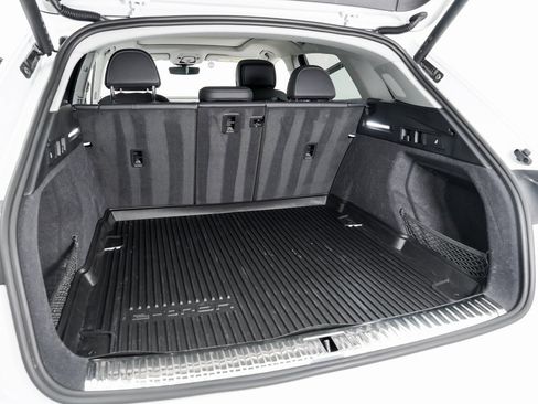 Used 2024 Audi Q8 e-tron Premium Plus image 25