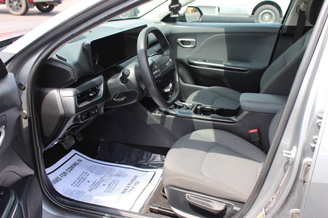 Used 2025 Kia K4 FWD image 16