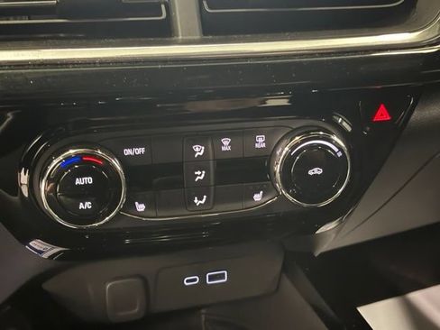 Used 2024 Chevrolet Trax RS w/ Sunroof Package FWD image 32