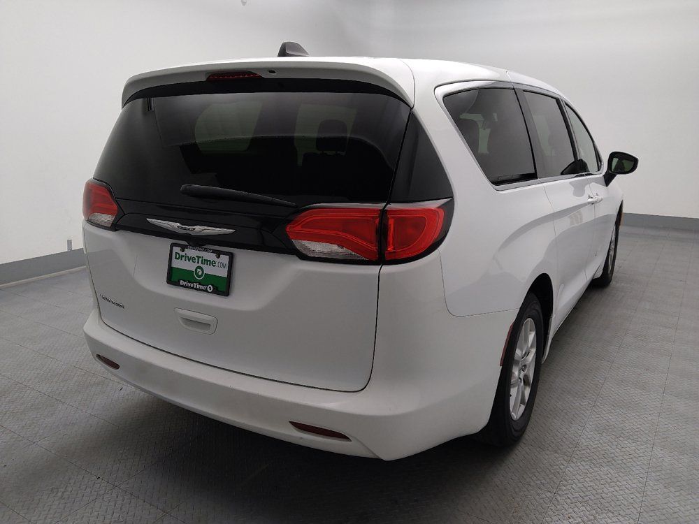 Used 2022 Chrysler Voyager LX FWD image 7