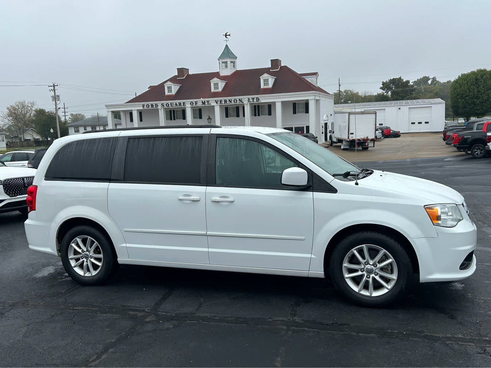 Used 2014 Dodge Grand Caravan SXT w/ UConnect Hands-Free Group FWD image 4