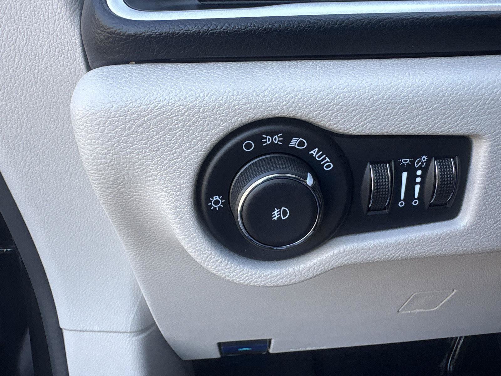 Used 2024 Chrysler Pacifica Touring-L FWD image 21