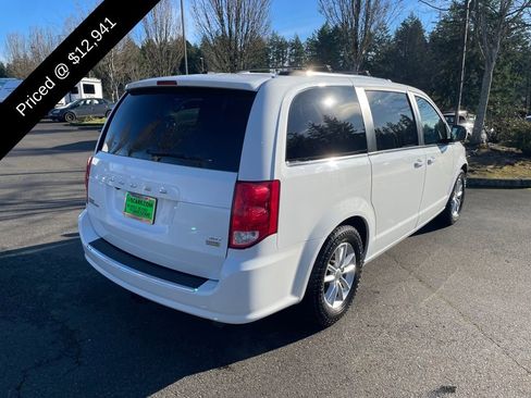 Used 2019 Dodge Grand Caravan SXT image 3