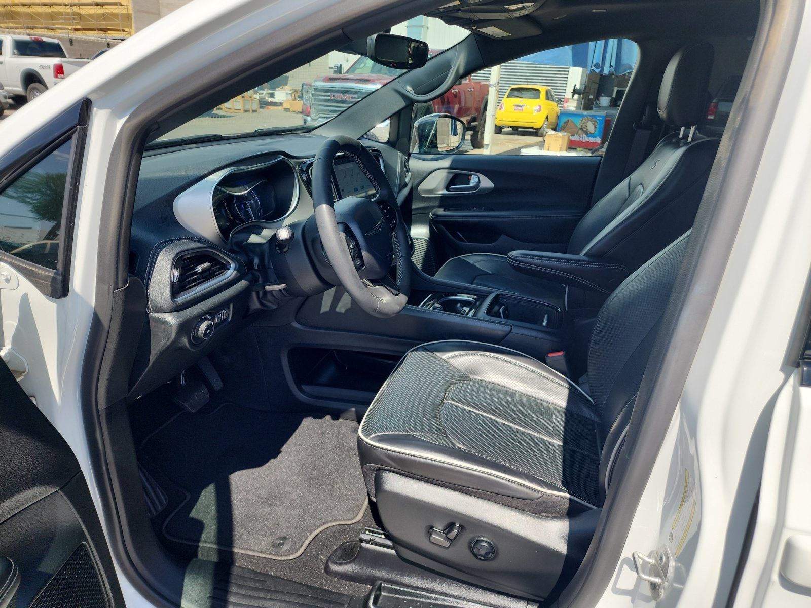 Used 2023 Chrysler Pacifica Limited w/ S Appearance Package FWD image 12