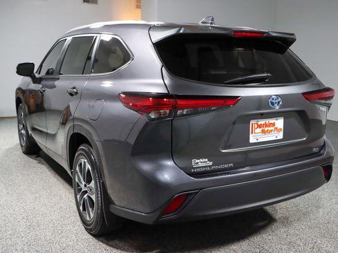 Used 2023 Toyota Highlander XLE image 9