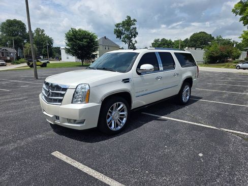 Used 2010 Cadillac Escalade ESV Platinum AWD/4WD image 2