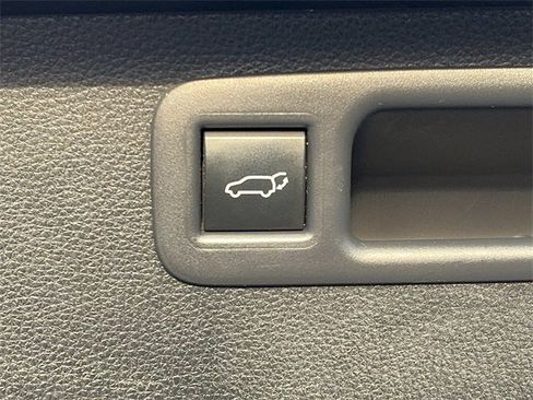 Used 2021 Toyota Highlander XLE image 17