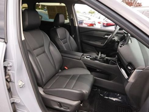 Certified 2025 Nissan Rogue SL w/ Tech Package AWD/4WD image 28