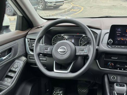 Used 2023 Nissan Rogue SV image 35