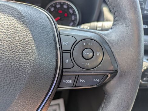 Used 2022 Toyota RAV4 XLE Premium image 19