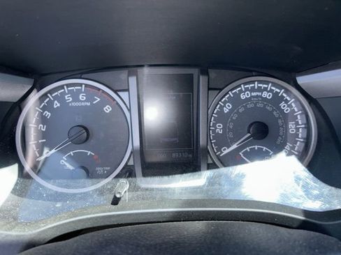 Used 2019 Toyota Tacoma SR5 AWD/4WD image 11
