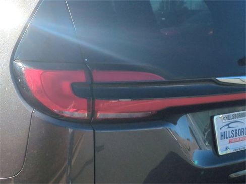 Used 2023 Chrysler Pacifica Touring-L image 21