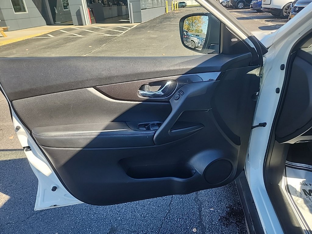 Used 2018 Nissan Rogue SV AWD/4WD image 11
