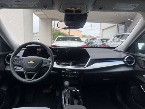 Used 2025 Chevrolet Trax LT FWD image 31