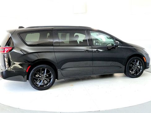 Used 2023 Chrysler Pacifica Limited w/ Uconnect Theater Family Group AWD/4WD image 6