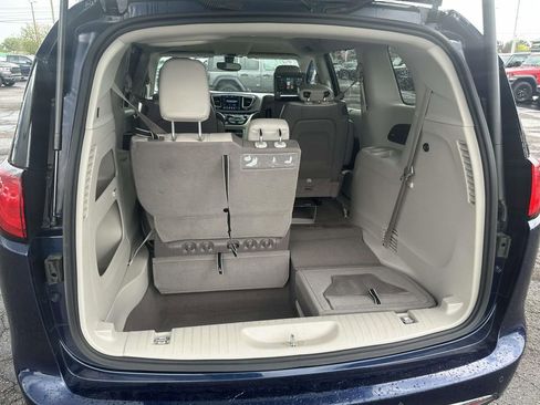 Used 2018 Chrysler Pacifica Touring-L Plus FWD image 10