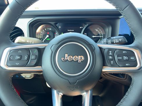 Used 2025 Jeep Wrangler Sahara AWD/4WD image 22