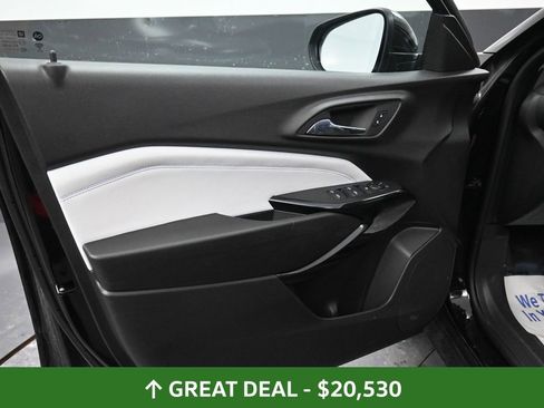 Used 2025 Chevrolet Trax LT image 28