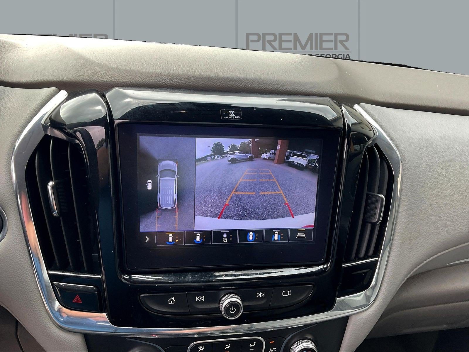 Used 2020 Chevrolet Traverse LT w/ LT Premium Package FWD image 16
